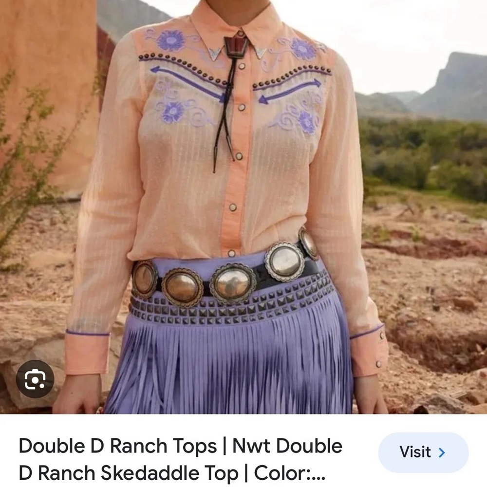 NWT DOUBLE D RANCH Large
Peach Skedaddle top pearl snaps, embroidered COLLAR TIP